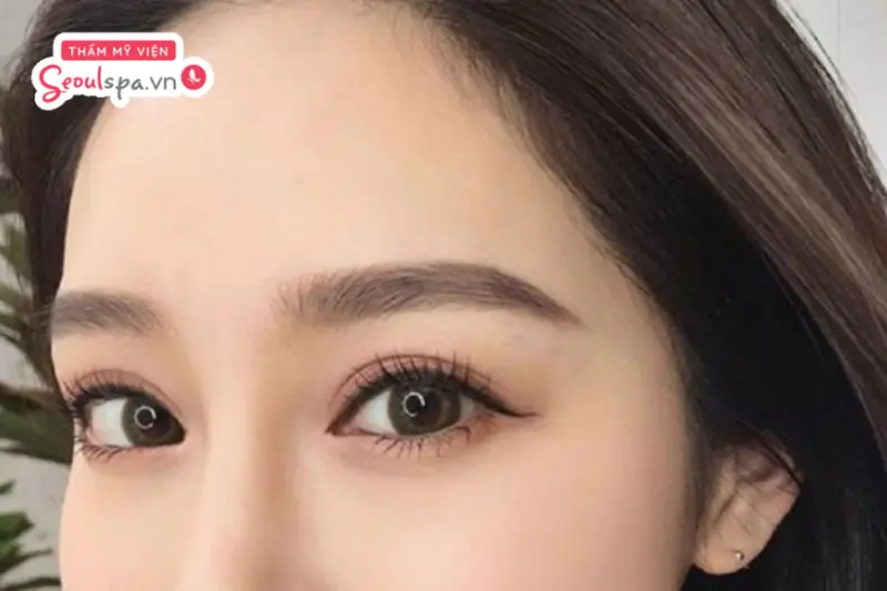 Khoảng cách giữa hai lông mày lý tưởng dao động từ 2 - 2.5cm để tổng thể khuôn mặt trở nên sáng sủa và cân đối hơn
