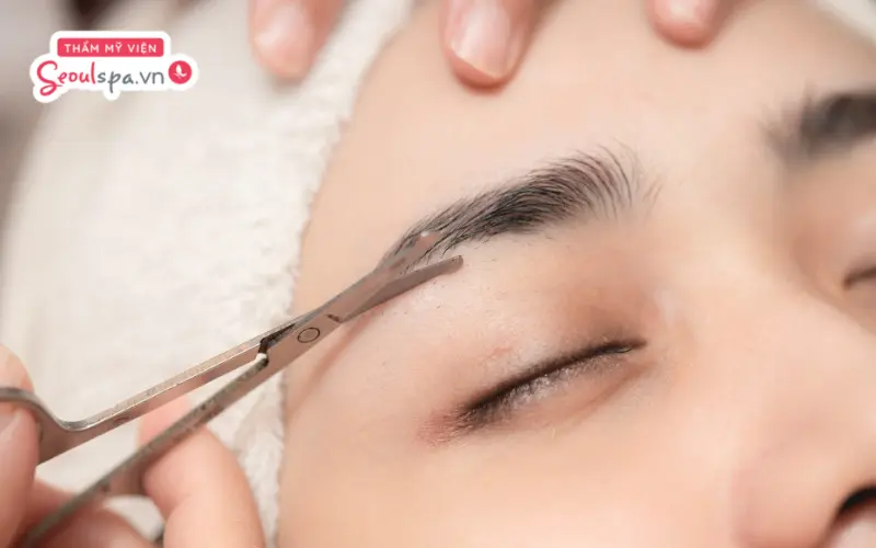 Tỉa chân mày đúng cách có thể giúp loại bỏ sợi lông mày mọc dài, lộn xộn và cân chỉnh lông mày theo hình dáng mong muốn