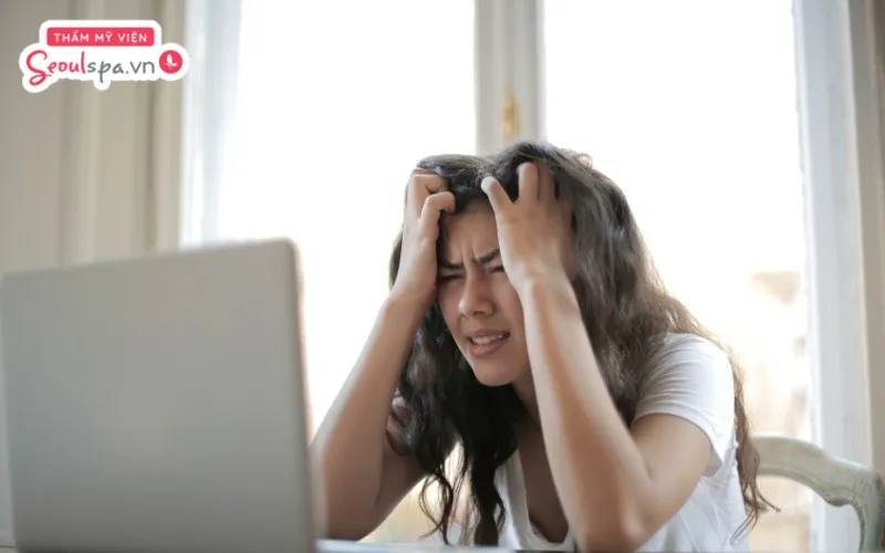 Người thường xuyên stress, mất ngủ và căng thẳng kéo dài có thể khiến hormone bị tối loạn  và khiến lông nhanh bạc