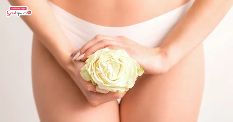 Vệ sinh vùng kín sạch sẽ và thăm khám phụ khoa định kỳ để phòng ngừa vùng kín bị bạc và các vấn đề da liễu