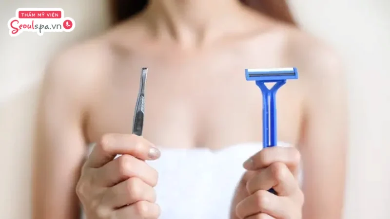 Thực hiện cạo, nhổ hoặc wax lông nách đúng cách có thể loại bỏ lông nhanh chóng mà không tiềm ẩn nguy cơ viêm nhiễm