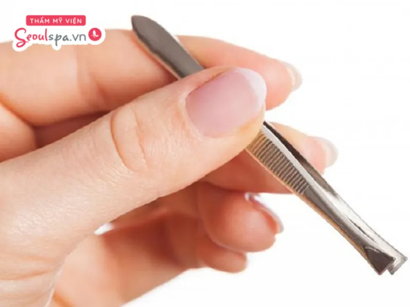 Dễ gây nên rất nhiều vấn đề cho làn da khi nhổ lông chân sai cách