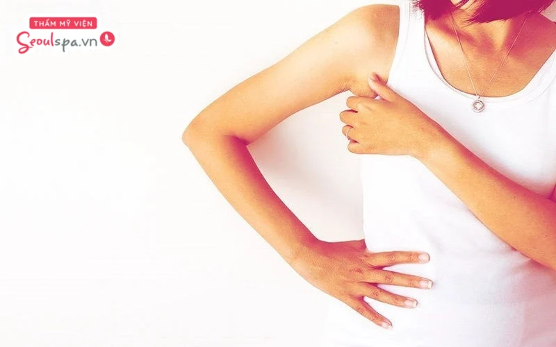 Trường hợp nổi hạch sau khi nhổ lông nách kèm theo các triệu chứng bất thường cần được thăm khám và điều trị bởi bác sĩ