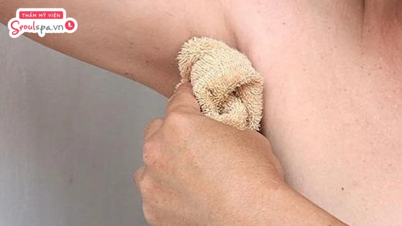 Dùng khăn nóng chườm nách giúp hạch mau biến mất