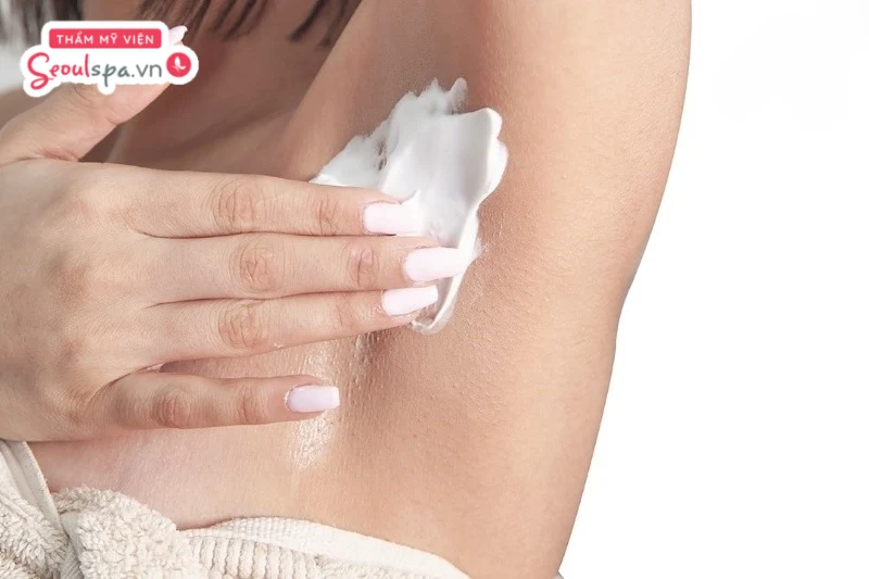 Tẩy lông nách là giải pháp loại bỏ lông an toàn giúp giảm thiểu rủi ro tổn thương da so với cạo nhổ thông thường