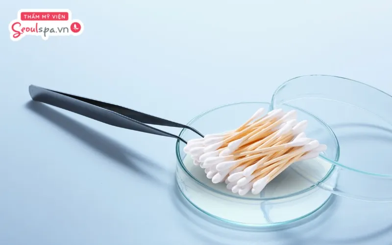 Chuẩn bị đầy đủ dụng cụ nhổ lông nách trước khi thực hiện giúp quá trình loại bỏ lông diễn ra an toàn và hiệu quả hơn