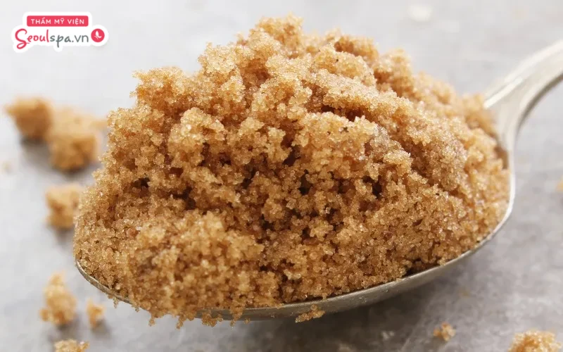 Đun chảy đường nâu tạo thành hỗn hợp có tính kết dính cao giúp dễ dàng loại bỏ lông chân khỏi bề mặt da