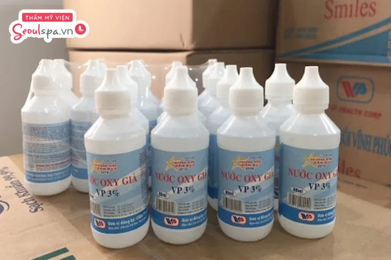 Sử dụng oxy già tẩy lông là cách giúp nang lông suy yếu, từ đó làm nhạt màu lông và khiến lông dễ rụng