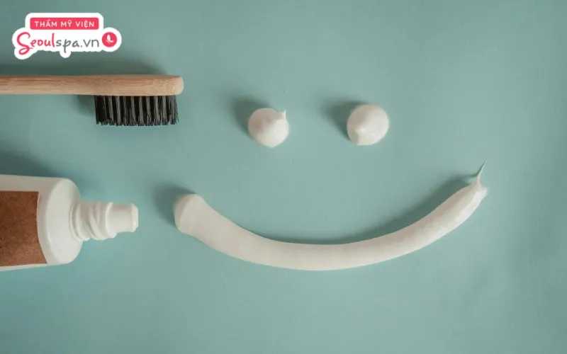 Thoa kem đánh răng lên vùng lông cần loại bỏ là cách giúp lông trở nên suy yếu và dễ rụng hơn khỏi da