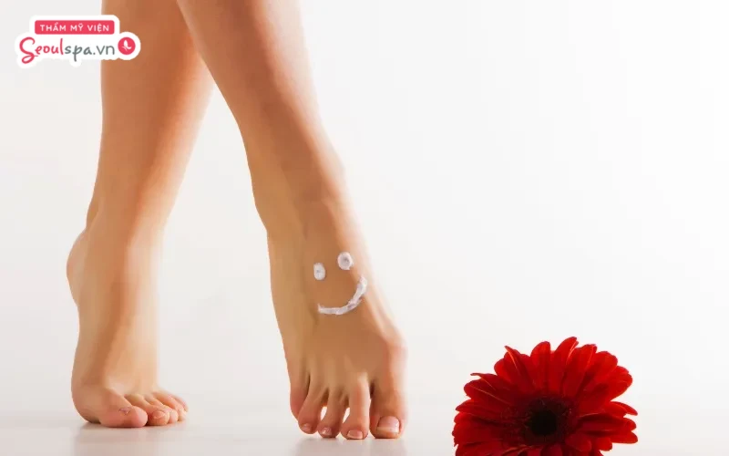 Thực hiện vệ sinh bề mặt chân cần tẩy lông sạch sẽ trước khi thoa hỗn hợp tẩy lông lên bề mặt da để lỗ chân lông dễ dàng hấp thụ