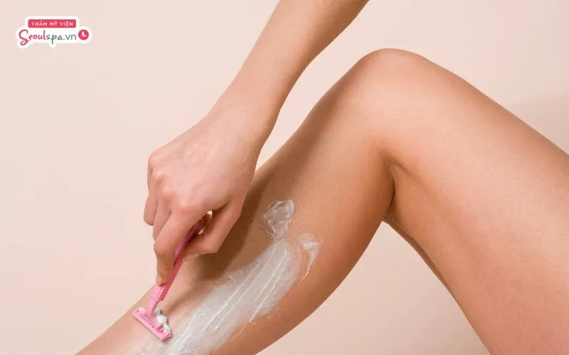 Cạo lông chân là cách đơn giản nhất để loại bỏ lông mọc ở chân một cách nhanh chóng tại nhà