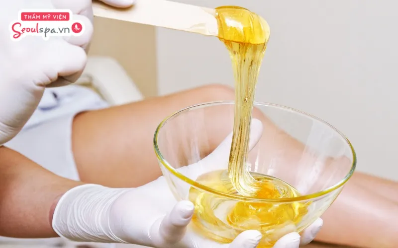 Thực hiện wax lông vùng kín đúng cách giúp loại bỏ lông tận gốc nhưng dễ gây đau rát và kích ứng