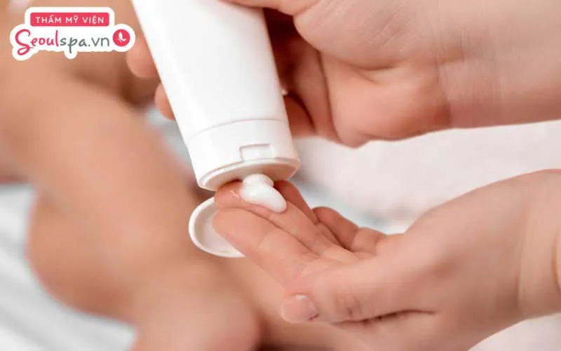 Thoa kem dưỡng ẩm là một trong những bước quan trọng không thể thiếu để cấp ẩm và phục hồi da sau khi tẩy lông
