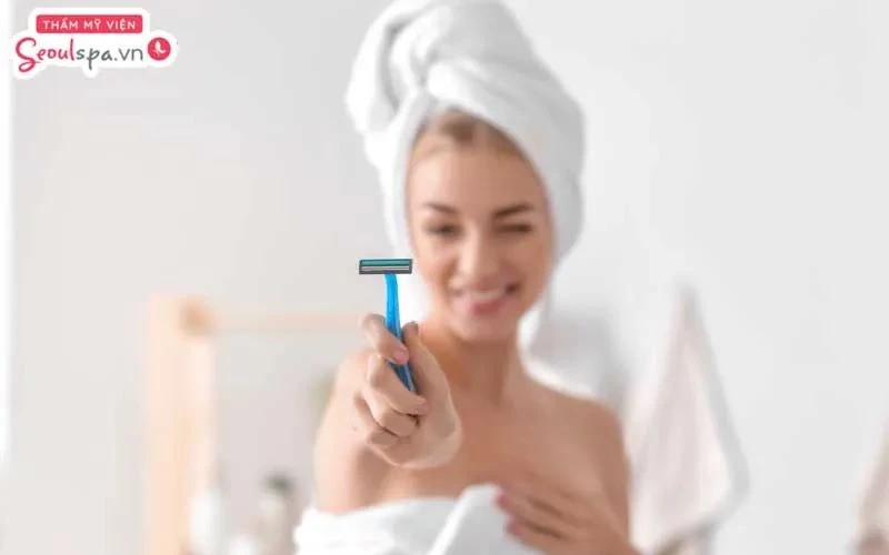 Cạo lông lưng là phương pháp loại bỏ lông mọc rậm rạp ở lưng nhanh chóng và tiết kiệm thời gian hiệu quả