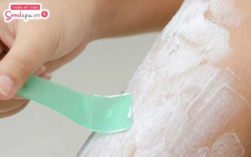 Tẩy lông bằng kem tẩy chuyên dụng là cách làm mềm lông nhanh chóng và dễ dàng loại bỏ khỏi bề mặt da