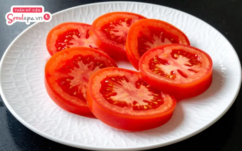 Chà nhẹ nhàng lát cà chua lên vùng da nách có thể giúp nang lông suy yếu và hỗ trợ lông nhanh rụng khỏi bề mặt da