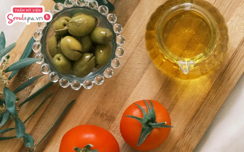 Kết hợp cà chua với dầu oliu là hỗn hợp giúp tăng cường hiệu quả cấp ẩm và phát huy hiệu quả loại bỏ lông tối ưu