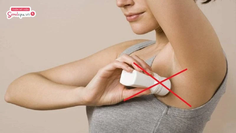 Sau khi triệt lông nách không nên sử dụng lăn khử mùi
