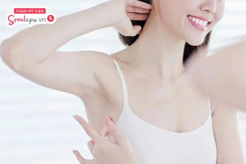 Tránh để vùng da dưới cánh tay tiếp xúc với nước nóng và hóa chất từ xà phòng trong ít nhất 48 giờ sau triệt lông