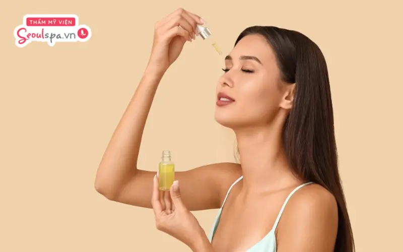 Bôi vitamin E trực tiếp lên chân mày là cách giúp nang lông dễ hấp thụ dưỡng chất trực tiếp và phát triển nhanh hơn