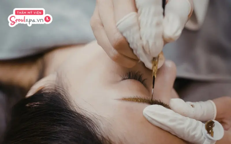 Nên dặm lại sau điêu khắc để chân mày lên màu đều hơn và đem lại hiệu ứng thẩm mỹ như mong muốn