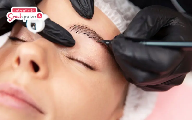 Điêu khắc chân mày cần dặm lại 1 - 2 lần đúng thời điểm để giữ sợi mực lên màu lâu dài theo thời gian