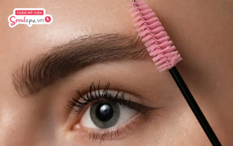 Giữ chân mày luôn khô thoáng, sạch sẽ và tránh dính nước để ngăn ngừa nguy cơ loang mực và nhiễm trùng