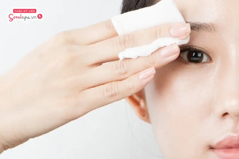 Vệ sinh chân mày nhẹ nhàng bằng nước muối sinh lý là cách chăm sóc lông mày đúng cách tại nhà