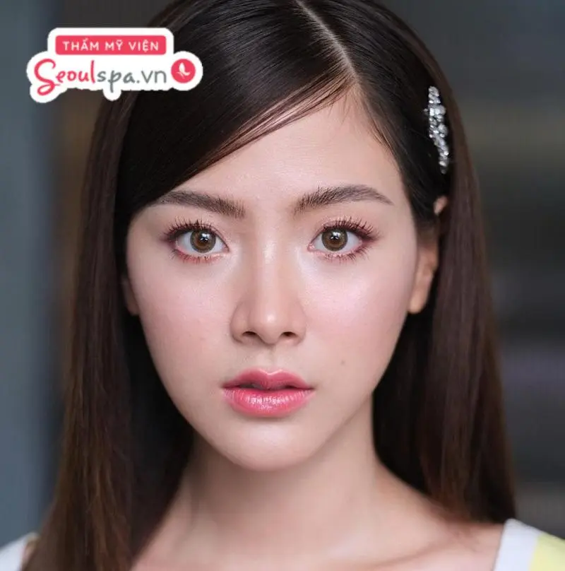 Lông mày vòng cung kiểu Thái giúp người đối diện giảm sự chú ý vào gò má cao, rộng giúp tổng thể hài hòa hơn