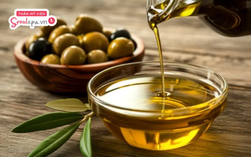 Sử dụng dầu oliu ủ chân mày là cách giúp cấp ẩm và hỗ trợ làm mềm chân mày theo hướng mọc tự nhiên