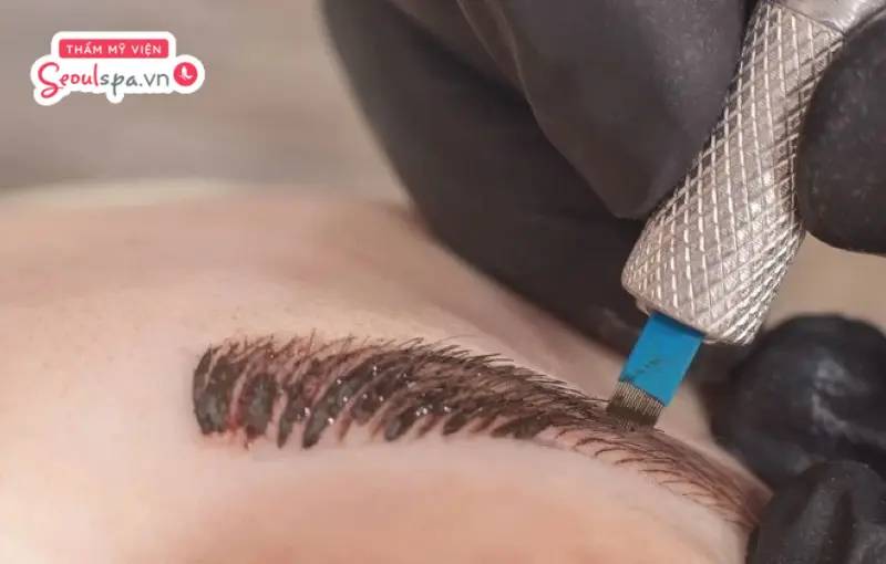 Điêu khắc chân mày là kỹ thuật khắc sợi mực và định hình dáng mày theo hướng mọc mong muốn