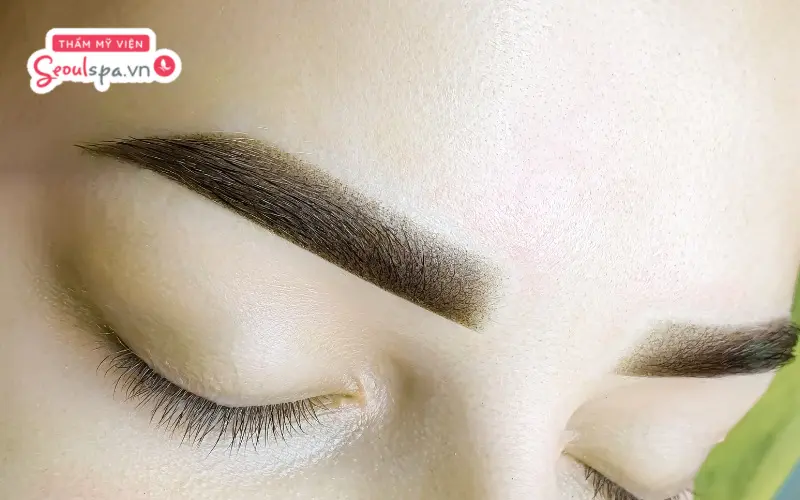 Lựa chọn màu mực xăm không phù hợp có thể khiến màu mực quá đậm hoặc trở nên lệch tông so với khuôn mặt