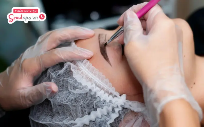 Kỹ thuật phun xăm chân mày không đảm bảo có thể khiến sợi mày sau thực hiện trở nên thô cứng và kém tự nhiên
