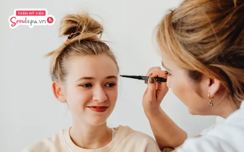 Thực hiện phun xăm tại địa chỉ uy tín và được chuyên viên tư vấn dáng mày trước khi thực hiện sẽ giúp mày sau phun lên màu đẹp hơn