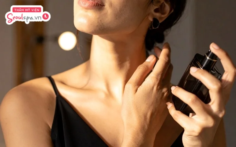 Không để vùng da sau cổ tiếp xúc với hóa chất từ mỹ phẩm, nước hoa sau triệt lông để tránh nguy cơ kích ứng và viêm nhiễm