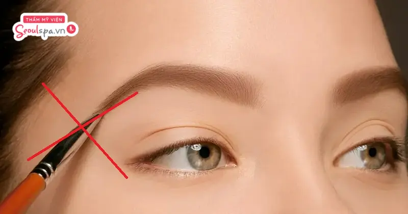 Trang điểm chân mày sau phun có thể khiến da bị kích ứng, chậm lành thương