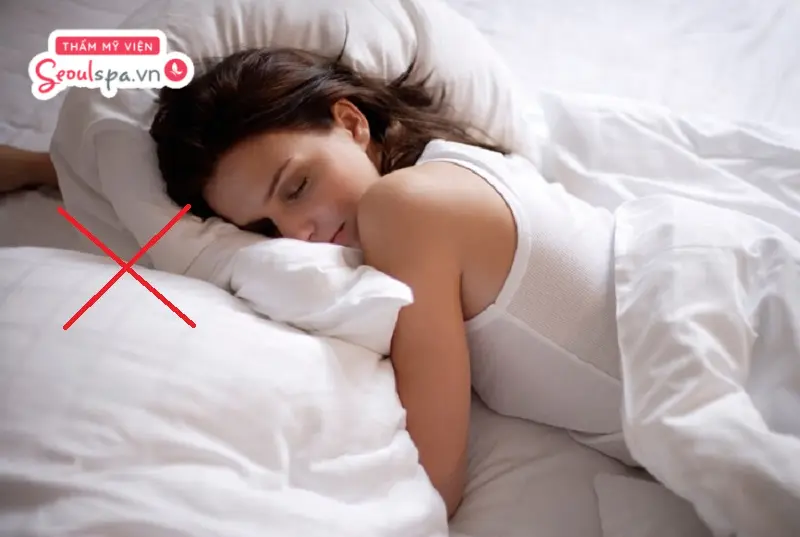 Sau khi phun mày bạn không nên nằm sấp để tránh gây áp lực và ma sát lên vết thương gây ảnh hưởng đến màu chân mày