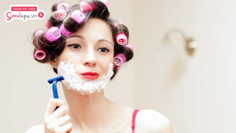 Khi cạo lông mặt bạn nên cẩn thận, thực hiện nhẹ nhàng