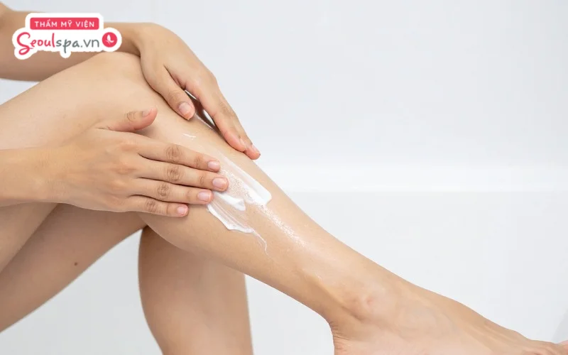Thoa kem dưỡng ẩm đầy đủ sau triệt lông là cách giúp da nhanh phục hồi và giảm thiểu nguy cơ kích ứng