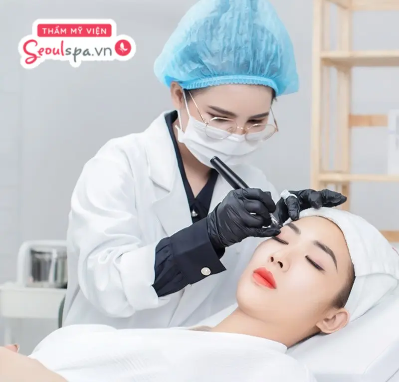 Phun xăm và điêu khắc chân mày được xem là thủ thuật giúp điều chỉnh độ cong dáng mày hiệu quả