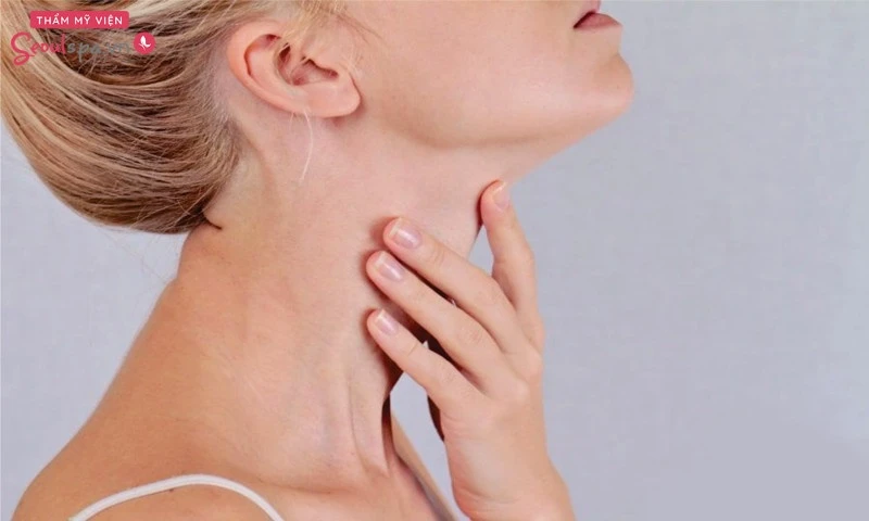 Vai và cổ là vị trí khá khó nhìn thấy, tuy nhiên cũng mang lại nhiều thuận lợi cho người sở hữu