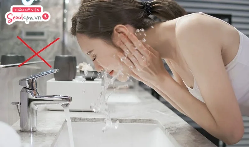 Ngày đầu tiên sau triệt lông mặt bạn không nên rửa mặt, nhằm tránh để da dính nước