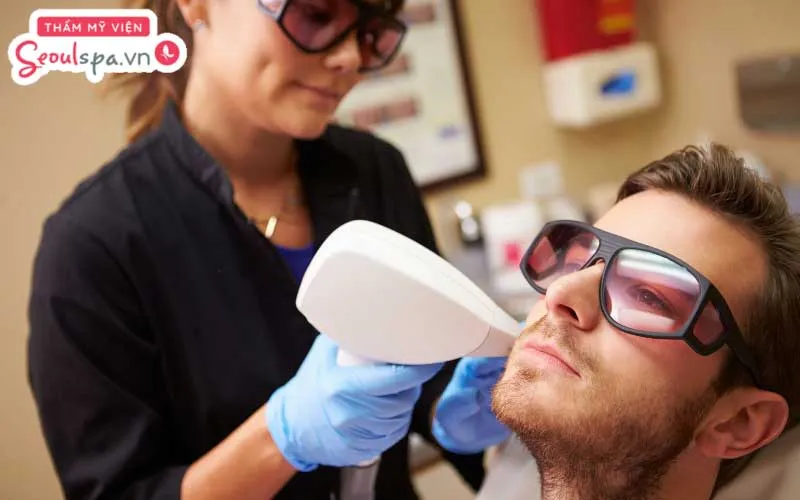 Triệt lông mặt bằng Laser là phương pháp hiện đại nhất sử dụng ánh sáng Laser để tác động sâu vào nang lông, từ đó loại bỏ lông