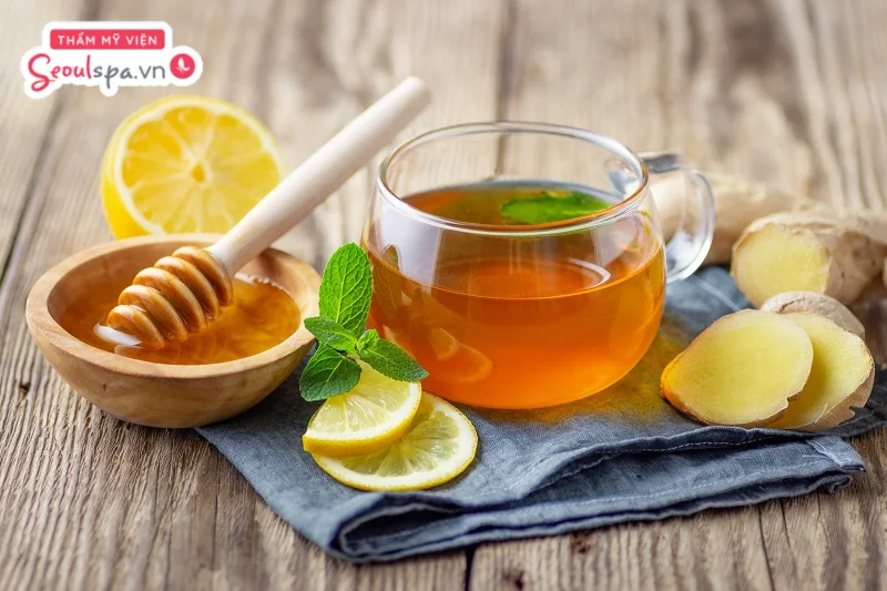 Mật ong và chanh hòa quyện thành hỗn hợp giúp tạo thành hỗn hợp dưỡng sáng da, triệt tóc trán an toàn