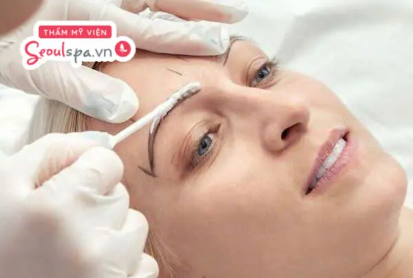 Quá trình ủ tê vùng chân mày trước khi phun để đảm bảo khách hàng không bị đau