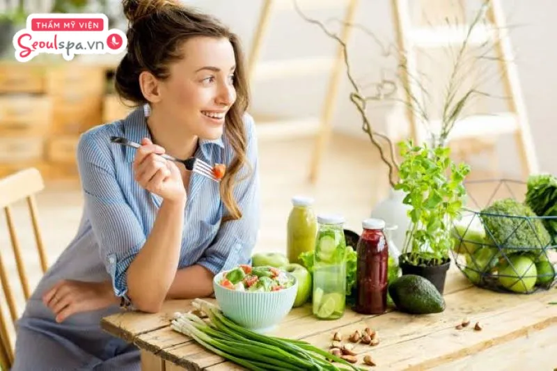 Ăn uống lành mạnh, nhiều rau xanh sẽ giúp hỗ trợ cân bằng nội tiết tố