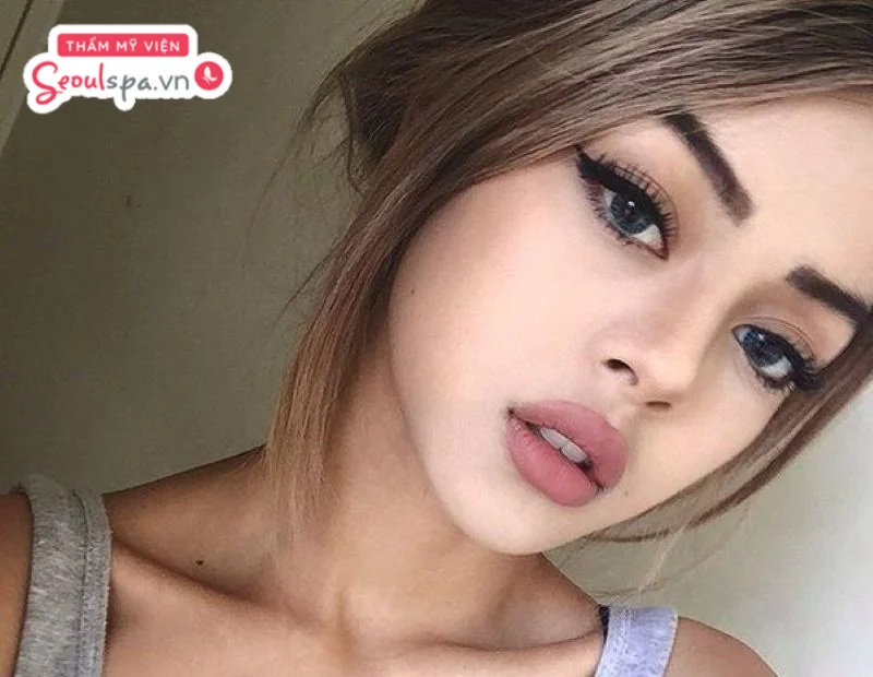 Đôi môi dày có tỷ lệ hài hòa với các đường nét trên gương mặt, góp phần tạo nên vẻ ngoài cân đối, nổi bật và thu hút. 