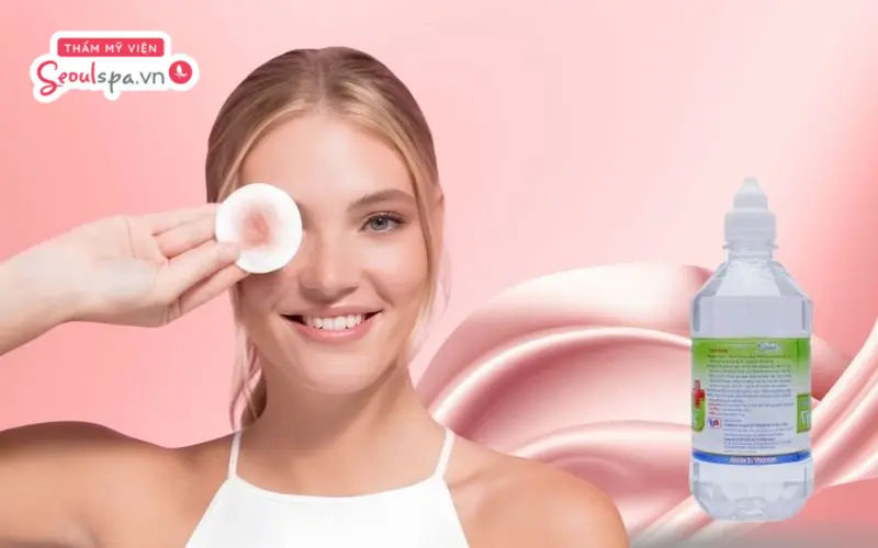Nên sử dụng nước muối sinh lý để vệ sinh quanh vùng chân mày một cách nhẹ nhàng.