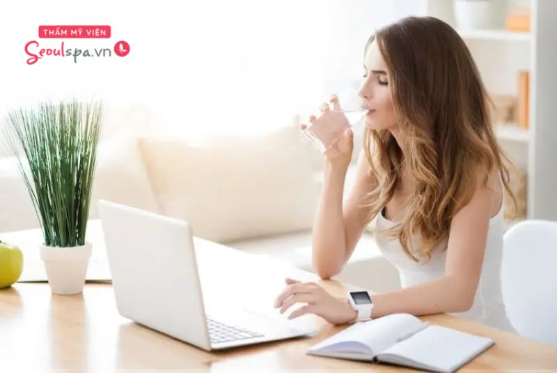 Chúng ta nên uống đủ 2 lít nước mỗi ngày để tăng khả năng phục hồi của da