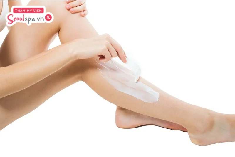 Sau khi bôi kem thì giữ kem trên da khoảng 5 phút thì lấy phần kem trên da theo hướng lông mọc ngược lại